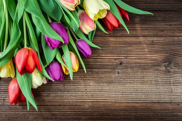 Kleurrijke tulpen op houten tafel