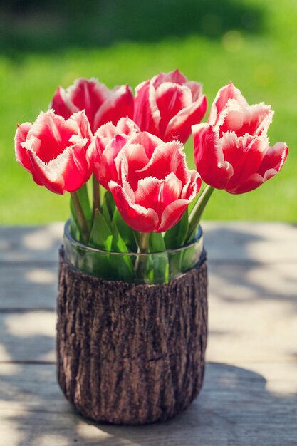 Kleurrijke tulpen op tuintafel