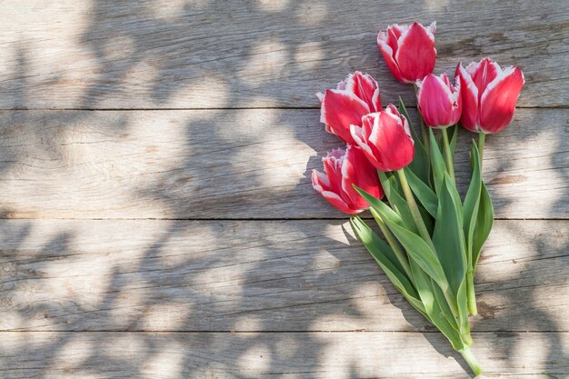 Kleurrijke tulpen op tuintafel