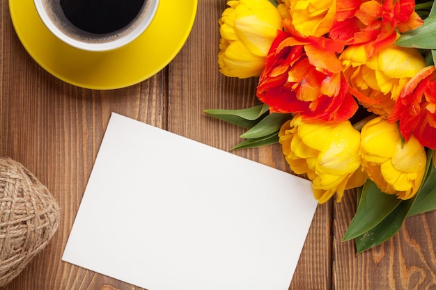 Kleurrijke tulpen wenskaart en koffie