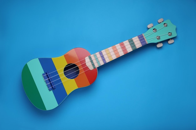 Kleurrijke ukulele op lichtblauwe achtergrond bovenkant Stringmuziekinstrument