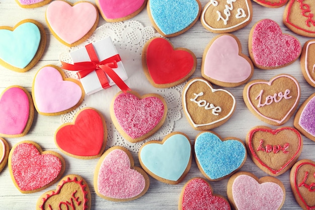 Kleurrijke Valentijn hart cookies op houten tafel close-up