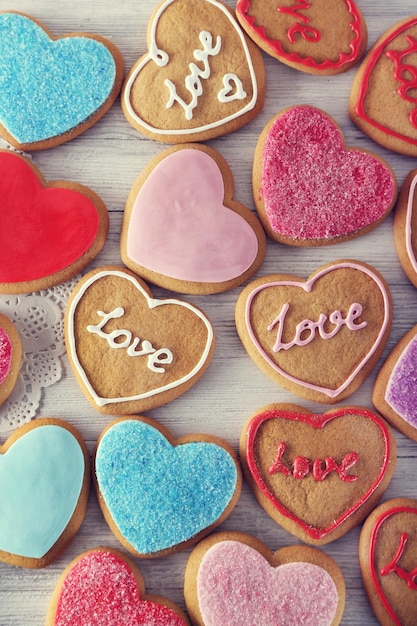 Kleurrijke Valentijn hart cookies op houten tafel close-up