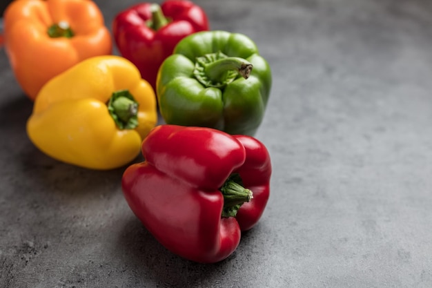 Kleurrijke vers geoogste paprika's