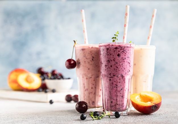 Kleurrijke verschillende smoothie of milkshake met diverse ingrediënten Healthy food concept