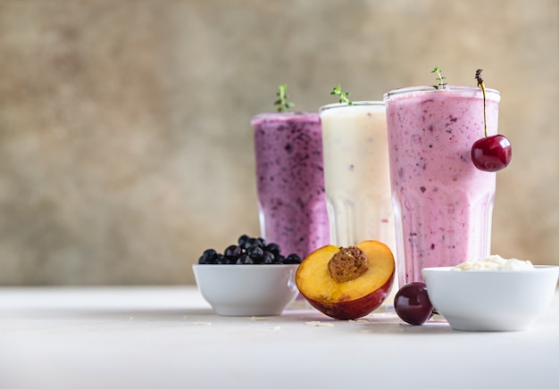 Kleurrijke verschillende smoothie of milkshake met diverse ingrediënten Healthy food concept