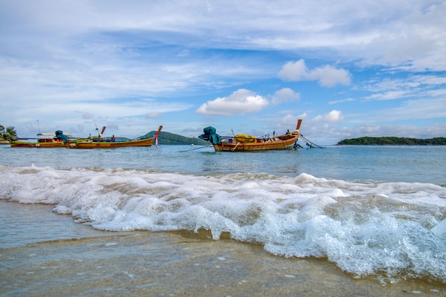 Kleurrijke vissersboot op het overzeese strand in Phuket Thailand