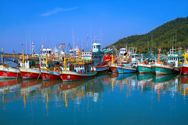 Kleurrijke vissersboten zijn geparkeerd in de tropische zee in Thailand.