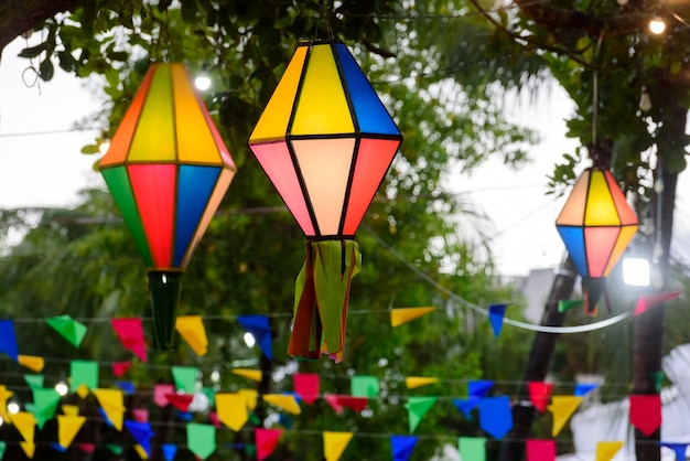 Kleurrijke vlaggen en decoratieve ballon voor het Sint-Jansfeest in het noordoosten van Brazilië