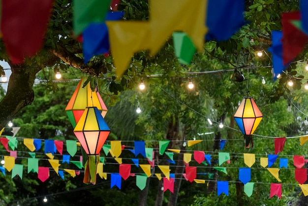 Kleurrijke vlaggen en decoratieve ballon voor het sint-jansfeest in het noordoosten van brazilië