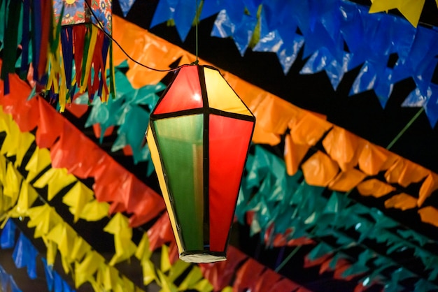 Kleurrijke vlaggen en decoratieve ballon voor het Sint-Jansfeest in het noordoosten van Brazilië