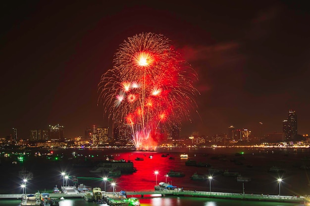 Kleurrijke vuurwerkhaven en internationaal vuurwerk bij het festival van pattaya thailand.