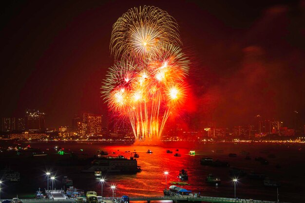 Kleurrijke vuurwerkhaven en internationaal vuurwerk op Pattaya International Fireworks Festival