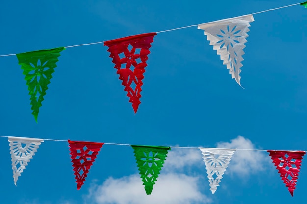 Kleurrijke wimpelvlaggen die voor feestdecoratie tegen de lucht hangen