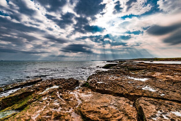 Kleurrijke wolken boven het meer