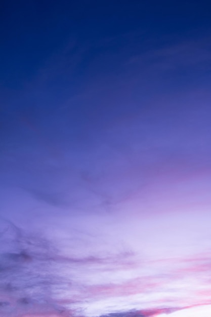 Kleurrijke wolken in de lucht bij zonsopgang of zonsondergang Natuurlijke natuurlijke achtergrond