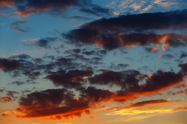 Kleurrijke wolken in de lucht na zonsondergang.