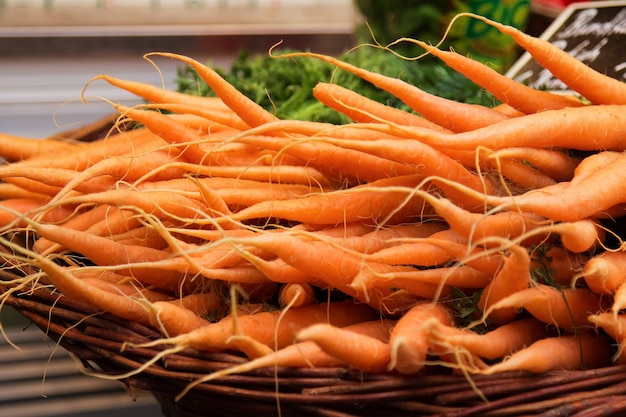 Kleurrijke wortelen in een mand op de markt.