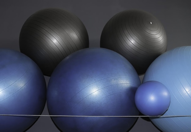 Foto kleurrijke yoga bal in de fitnessruimte