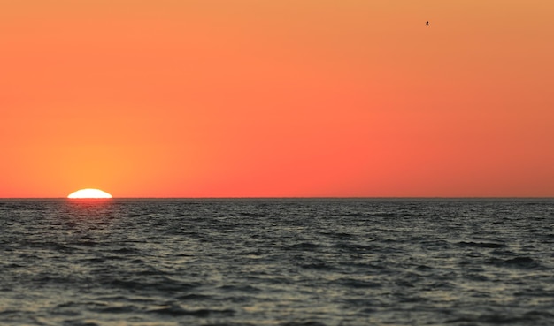 kleurrijke zee zonsondergang en oranje zon