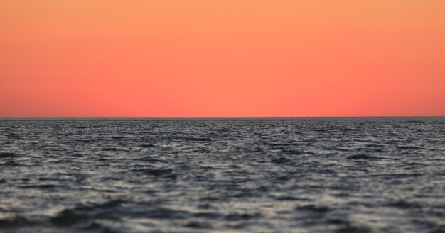 kleurrijke zee zonsondergang en oranje zon