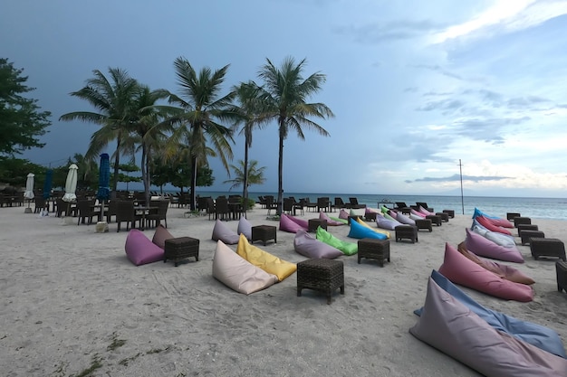 Kleurrijke zitzakken aan zee met tropische palmboom café lounge aan het strand