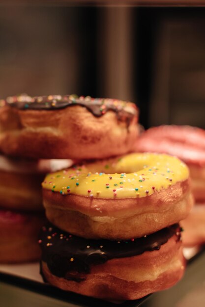 Kleurrijke zoete vers gebakken donuts met romige topping