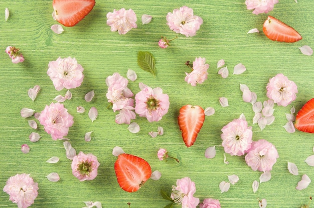 Kleurrijke zomer natuur achtergrond Roze amandel bloemen bud blad en bloemblaadje op groene achtergrond