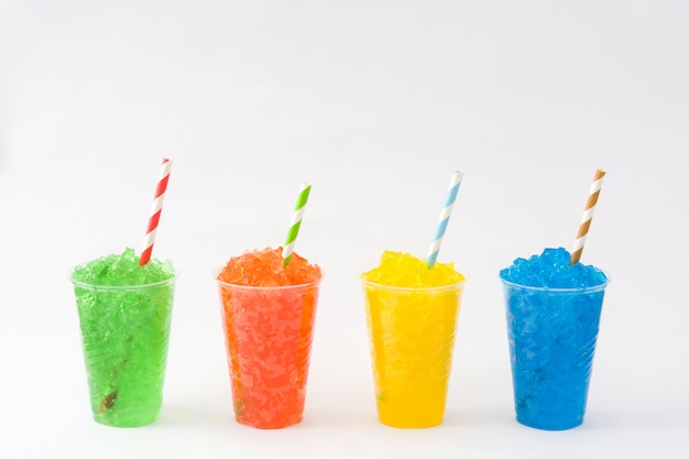 Kleurrijke zomer slushies op wit