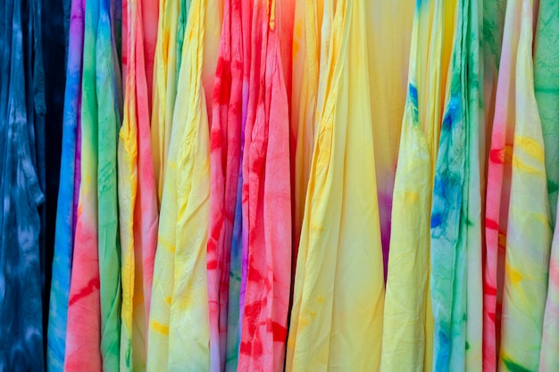 Foto kleurrijke zomerkleren op hangers te koop in de lokale straatmarkt in thailand, close-up