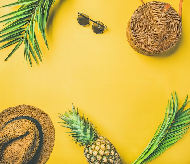 Kleurrijke zomermode-outfit flatlay