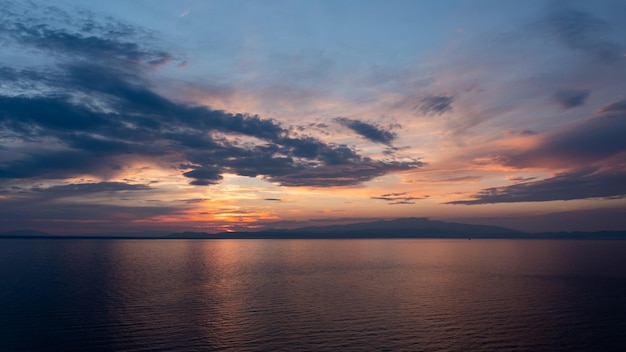 Kleurrijke zonsondergang boven de zee op het Griekse eiland Thassos