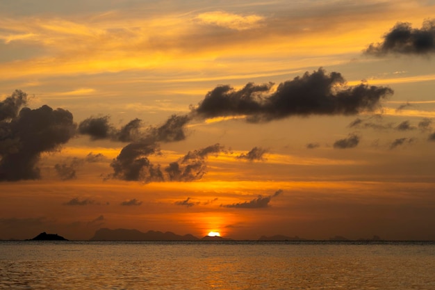 Kleurrijke zonsondergang boven de zee Zomervakantie concept Thailand