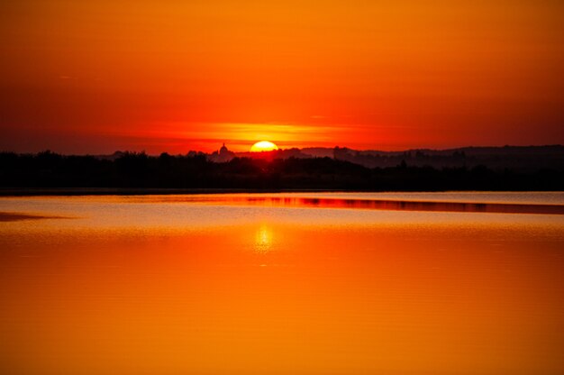 Kleurrijke zonsondergang en activiteit in de buurt van het meer Vissen