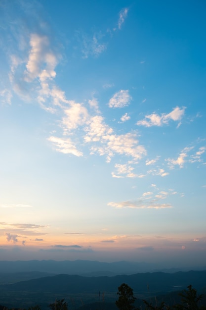 Kleurrijke zonsondergang en zonsopgang met wolken Blauwe en oranje kleur van de natuur