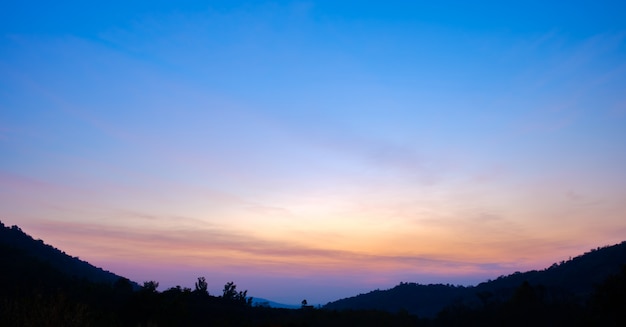 Kleurrijke zonsondergang en zonsopgang met wolken op de berg