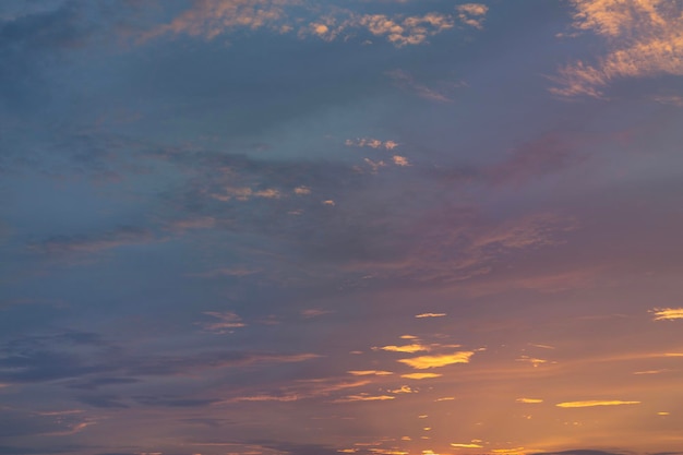 Kleurrijke zonsondergang hemel levendige wolken