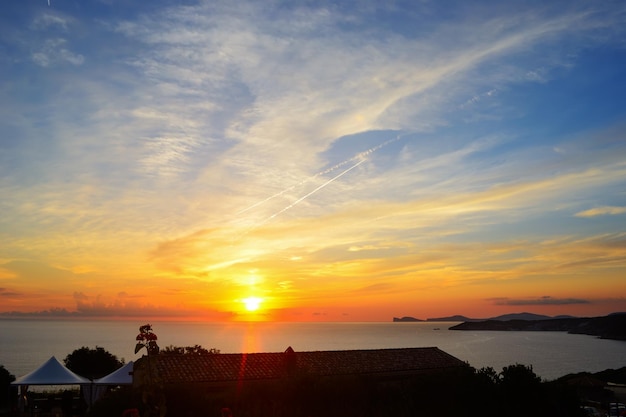 Kleurrijke zonsondergang in de kustlijn van Alghero, italië