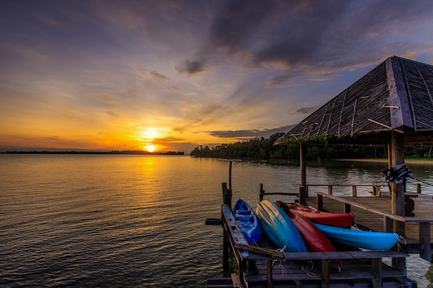 Kleurrijke zonsondergang op de brug van droom bij Koh Mak-eiland, Trat-provincie, Thailand.