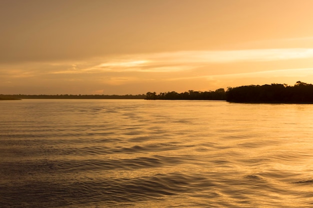 Kleurrijke zonsondergang op de rivier de Amazone in het regenwoud van Brazilië