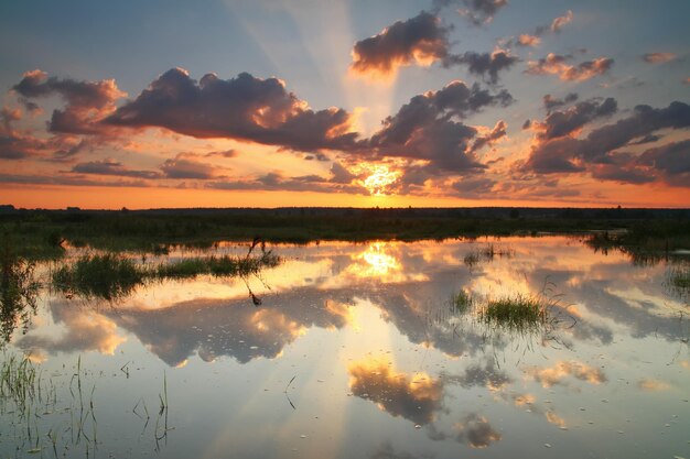 Kleurrijke zonsondergang op de rivier