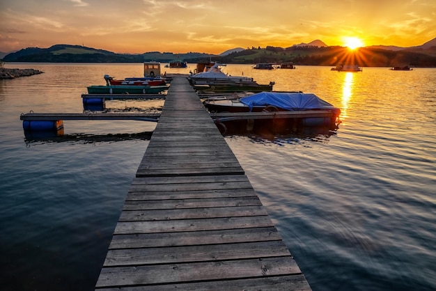 Kleurrijke zonsondergang op het meer Liptovska Mara Slowakije Boten in de haven