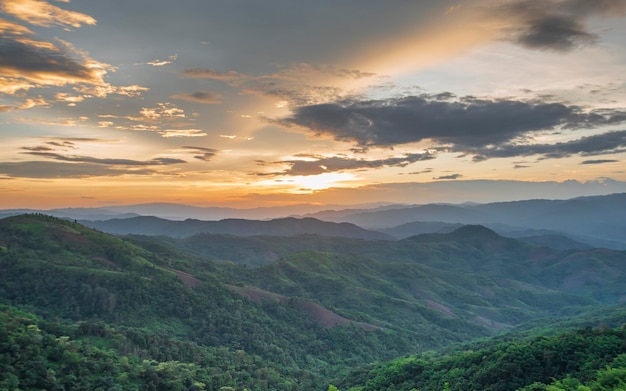 Kleurrijke zonsondergang over de bergheuvels Thailand