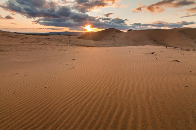 Kleurrijke zonsondergang over de duinen van de Gobi-woestijn Mongolië