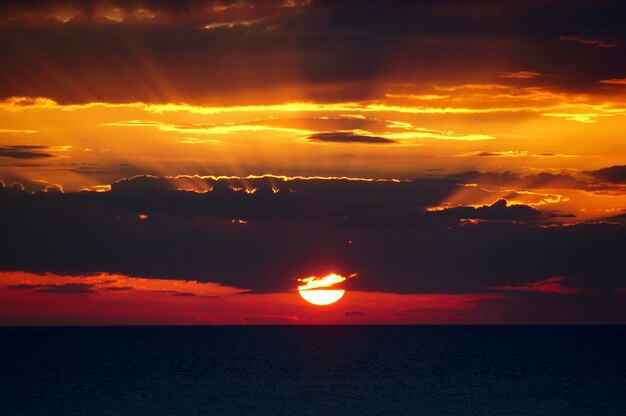 Kleurrijke zonsondergang over de Zwarte Zee.