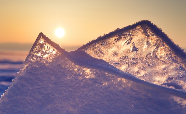 Kleurrijke zonsondergang over het kristalijs van het meer van baikal