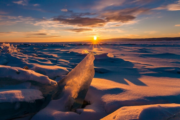 Kleurrijke zonsondergang over het kristalijs van het meer van Baikal