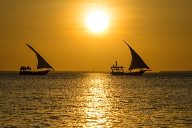 Kleurrijke zonsondergang over oceaan op tropisch eiland