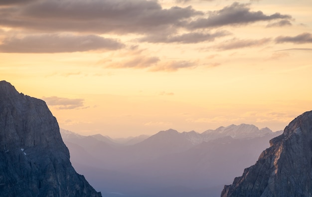 Kleurrijke zonsonderganghemel boven bergketen in Canadese rockiesrimwall-topcanada