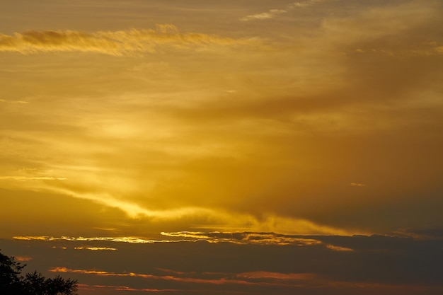 Kleurrijke zonsonderganghemel boven de rivier in het gouden uur